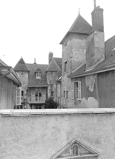 Vue partielle des façades sur la cour. © Yves Sancey / Région Bourgogne-Franche-Comté, Inventaire du patrimoine - 1983