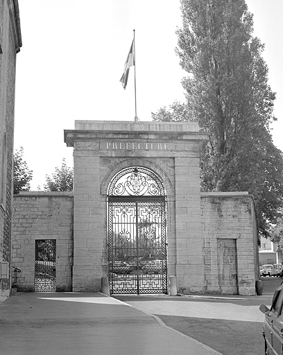 Portail d'accès à la cour d'honneur de la Préfecture. © Yves Sancey / Région Bourgogne-Franche-Comté, Inventaire du patrimoine - 1983
