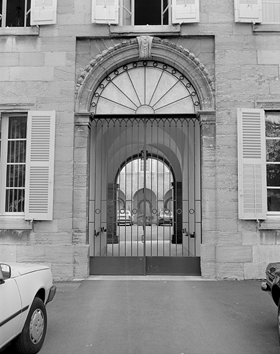 Portail d'accès au cloître. © Yves Sancey / Région Bourgogne-Franche-Comté, Inventaire du patrimoine - 1983