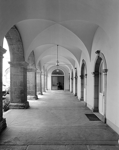 Cloître : galerie sud. © Yves Sancey / Région Bourgogne-Franche-Comté, Inventaire du patrimoine - 1983