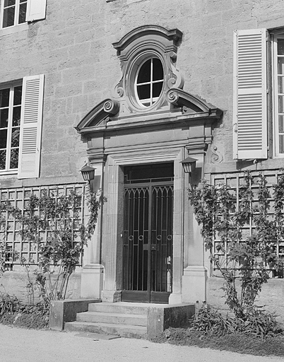 Bâtiments conventuels. Façade sur le parc : porte. © Yves Sancey / Région Bourgogne-Franche-Comté, Inventaire du patrimoine - 1983