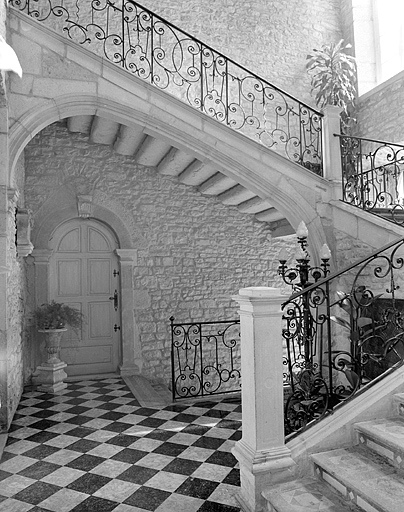 Bâtiments conventuels. Escalier : vue générale. © Yves Sancey / Région Bourgogne-Franche-Comté, Inventaire du patrimoine - 1983