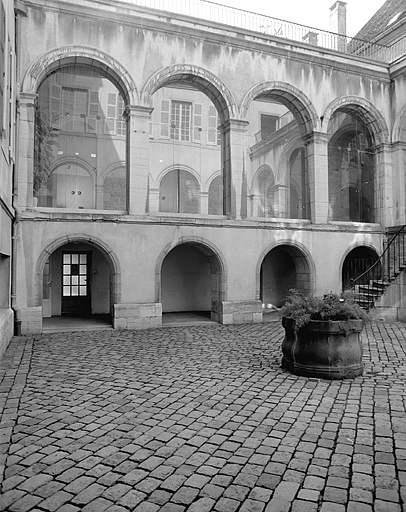 Cour intérieure, côté sud. © Yves Sancey / Région Bourgogne-Franche-Comté, Inventaire du patrimoine - 1983