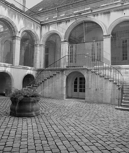Cour intérieure : vue générale. © Yves Sancey / Région Bourgogne-Franche-Comté, Inventaire du patrimoine - 1983