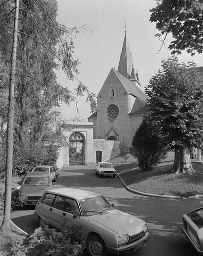 Eglise Saint-Désiré. Façade ouest. © Yves Sancey / Région Bourgogne-Franche-Comté, Inventaire du patrimoine - 1983