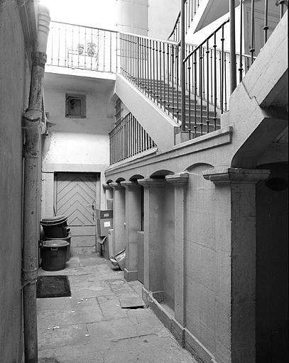 Maison, 58 rue du Commerce, escalier sur cour. © Yves Sancey / Région Bourgogne-Franche-Comté, Inventaire du patrimoine - 1983