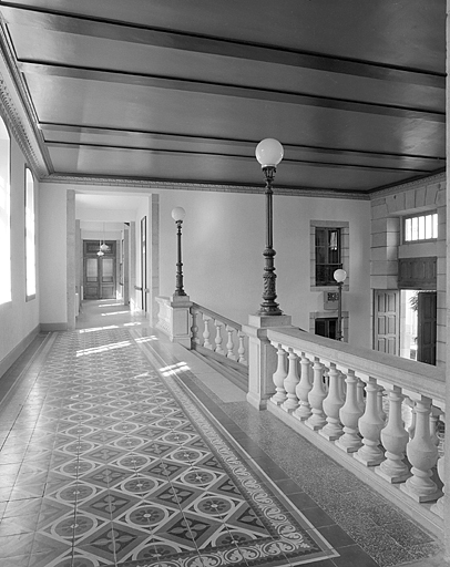 Grand escalier, vue depuis le palier au 1er étage. © Yves Sancey / Région Bourgogne-Franche-Comté, Inventaire du patrimoine, 1983 - 1983