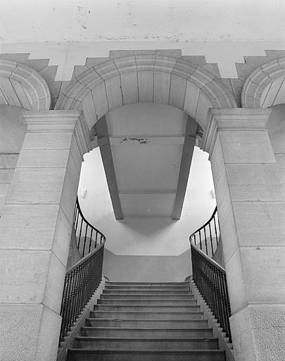 Escalier conduisant au Tribunal et à la Bibliothèque. © Yves Sancey / Région Bourgogne-Franche-Comté, Inventaire du patrimoine - 1983