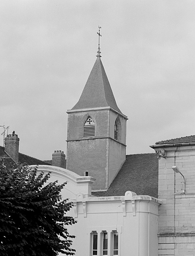Clocher de l'église vu depuis la rue Pasteur. © Yves Sancey / Région Bourgogne-Franche-Comté, Inventaire du patrimoine - 1983