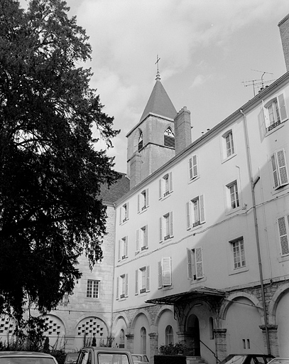 Anciens bâtiments conventuels. Façade sur le cloître côté est. © Yves Sancey / Région Bourgogne-Franche-Comté, Inventaire du patrimoine - 1983