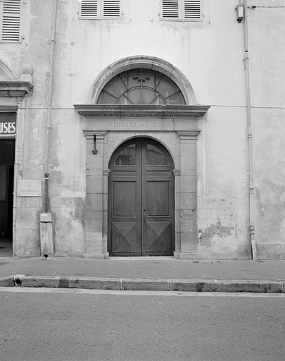 Façade sur rue Sébile, portail de la chapelle. © Yves Sancey / Région Bourgogne-Franche-Comté, Inventaire du patrimoine - 1983
