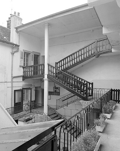 Escalier dans la cour. © Yves Sancey / Région Bourgogne-Franche-Comté, Inventaire du patrimoine - 1983