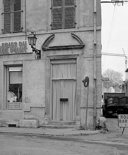 Façade antérieure, porte d'entrée. © Yves Sancey / Région Bourgogne-Franche-Comté, Inventaire du patrimoine - 1983