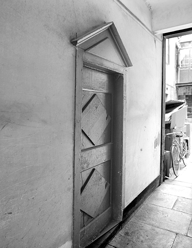 Porte du logement donnant dans le couloir de communication entre la cour et la rue. © Yves Sancey / Région Bourgogne-Franche-Comté, Inventaire du patrimoine - 1983