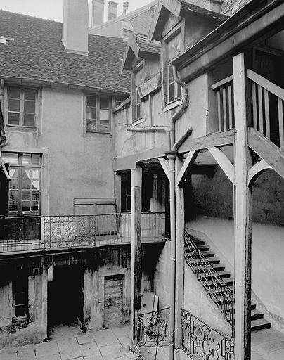 Vue de la cour intérieure avec l'escalier. © Yves Sancey / Région Bourgogne-Franche-Comté, Inventaire du patrimoine - 1983