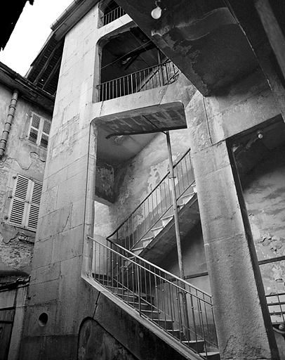 Maison, 16 rue Regard, escalier sur cour. © Yves Sancey / Région Bourgogne-Franche-Comté, Inventaire du patrimoine - 1983