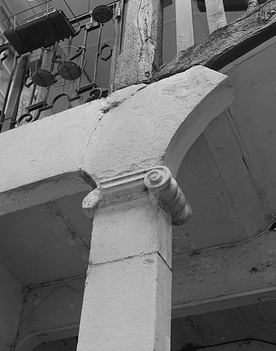Maison, 48 rue du Commerce, escalier sur cour, détail d'un pilier. © Yves Sancey / Région Bourgogne-Franche-Comté, Inventaire du patrimoine - 1983