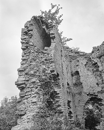 Vue intérieure du donjon montrant le passage à l'intérieur du mur. © Yves Sancey / Région Bourgogne-Franche-Comté, Inventaire du patrimoine - 1983