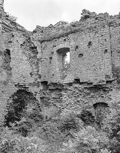 Vue intérieure du donjon : détail. © Yves Sancey / Région Bourgogne-Franche-Comté, Inventaire du patrimoine - 1983