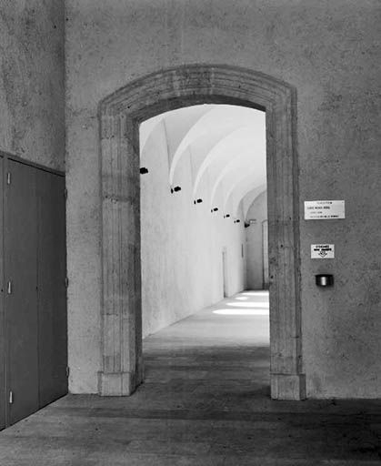 Intérieur : porte conduisant au cloître. © Yves Sancey / Région Bourgogne-Franche-Comté, Inventaire du patrimoine - 1984