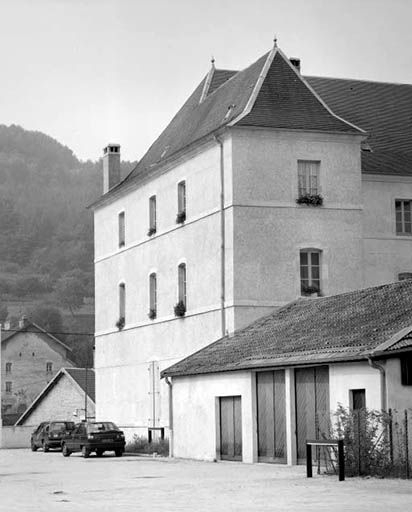 L'angle nord-est de l'aile en retour d'équerre après la rénovation de 1981-1983. © Yves Sancey / Région Bourgogne-Franche-Comté, Inventaire du patrimoine - 1984
