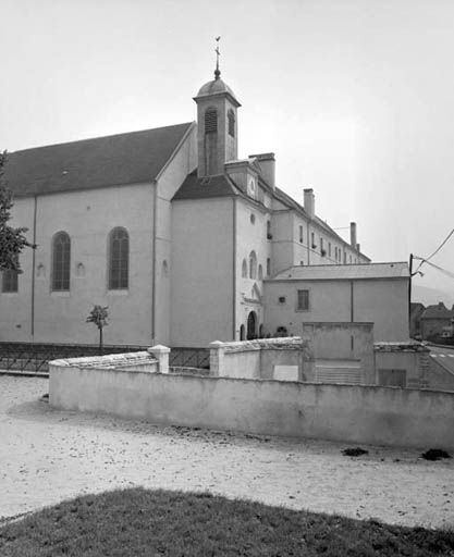 Façade antérieure et façade latérale gauche de la chapelle après la rénovation de 1981-1983. © Yves Sancey / Région Bourgogne-Franche-Comté, Inventaire du patrimoine - 1984