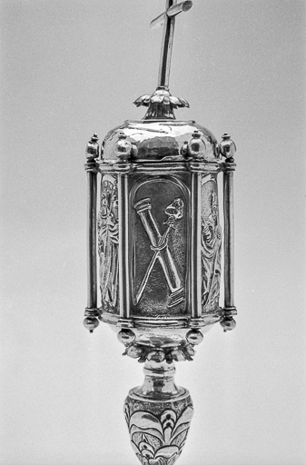 Détail : la colonne et l'éponge. © Yves Sancey / Région Bourgogne-Franche-Comté, Inventaire du patrimoine - 1984