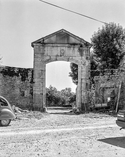 Le portail. © Yves Sancey / Région Bourgogne-Franche-Comté, Inventaire du patrimoine - 1984