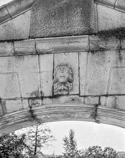 Le mascaron sur la clef de l'arc du portail. © Yves Sancey / Région Bourgogne-Franche-Comté, Inventaire du patrimoine - 1984