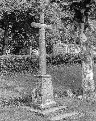 Croix de cimetière située à gauche du porche. © Yves Sancey / Région Bourgogne-Franche-Comté, Inventaire du patrimoine - 1984