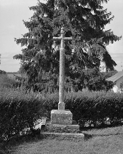 Croix de cimetière : vue générale. © Yves Sancey / Région Bourgogne-Franche-Comté, Inventaire du patrimoine - 1984