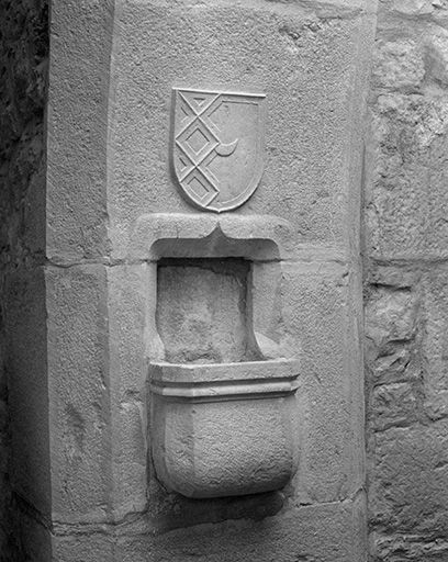 Intérieur : bénitier et blason de la chapelle. © Yves Sancey / Région Bourgogne-Franche-Comté, Inventaire du patrimoine - 1984