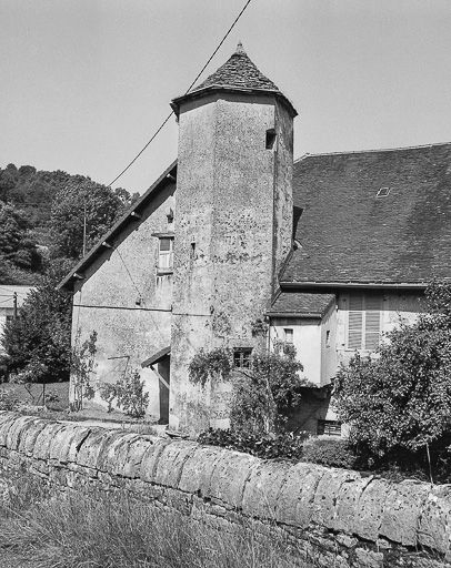 Vue du muret et de la tour. © Yves Sancey / Région Bourgogne-Franche-Comté, Inventaire du patrimoine - 1984