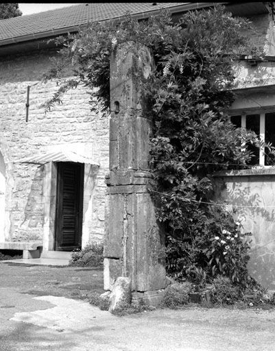 Pilier droit du portail d'entrée de la cour. © Yves Sancey / Région Bourgogne-Franche-Comté, Inventaire du patrimoine - 1984
