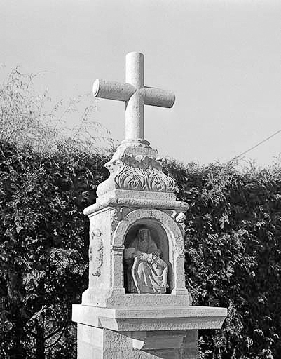 Croix après restauration : partie supérieure. © Bernard Lardière / Région Bourgogne-Franche-Comté, Inventaire du patrimoine - 1984 Croix après restauration : partie supérieure. © Bernard Lardière / Région Bourgogne-Franche-Comté, Inventaire du patrimoine - 1984