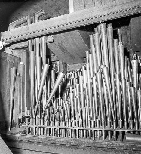 Tuyauterie vue de trois quarts droit. © Jérôme Mongreville / Région Bourgogne-Franche-Comté, Inventaire du patrimoine - 1985