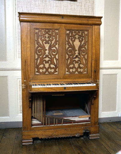 Vue générale de face, volets fermés. © Jérôme Mongreville / Région Bourgogne-Franche-Comté, Inventaire du patrimoine - 1985