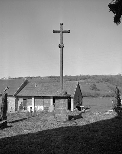 La croix du cimetière, vue de face. © Jérôme Mongreville / Région Bourgogne-Franche-Comté, Inventaire du patrimoine - 1985
