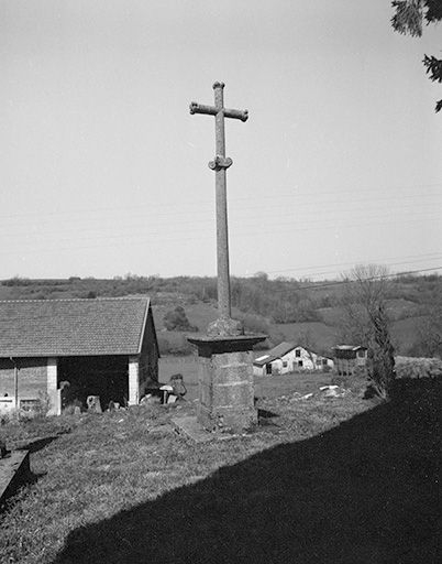 La croix du cimetière, vue de trois quarts arrière. © Jérôme Mongreville / Région Bourgogne-Franche-Comté, Inventaire du patrimoine - 1985