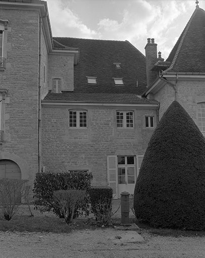 Corps du logis principal, face gauche. © Jérôme Mongreville / Région Bourgogne-Franche-Comté, Inventaire du patrimoine - 1985
