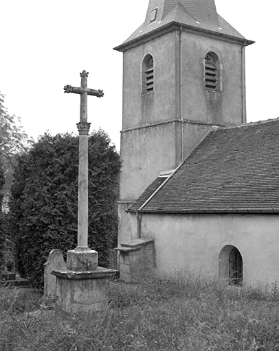 Tour-clocher et croix monumentale. © Yves Sancey / Région Bourgogne-Franche-Comté, Inventaire du patrimoine - 1985