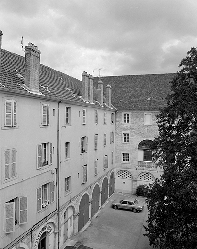 Bâtiments conventuels, cour intérieure, façade ouest. © Yves Sancey / Région Bourgogne-Franche-Comté, Inventaire du patrimoine - 1985