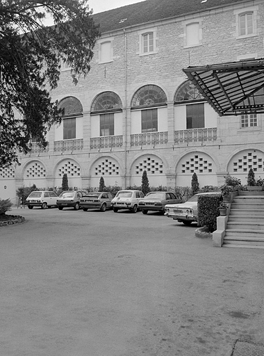 Bâtiments conventuels, cour intérieure, façade nord. © Yves Sancey / Région Bourgogne-Franche-Comté, Inventaire du patrimoine - 1985