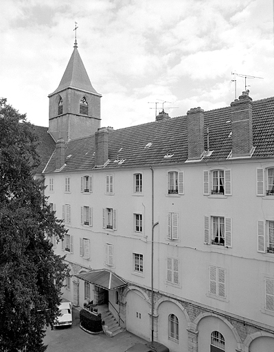 Bâtiments conventuels, cour intérieure, façade est. © Yves Sancey / Région Bourgogne-Franche-Comté, Inventaire du patrimoine - 1985