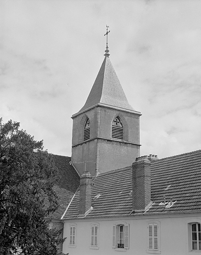 Eglise, vue générale du clocher depuis le sud-ouest. © Yves Sancey / Région Bourgogne-Franche-Comté, Inventaire du patrimoine - 1985