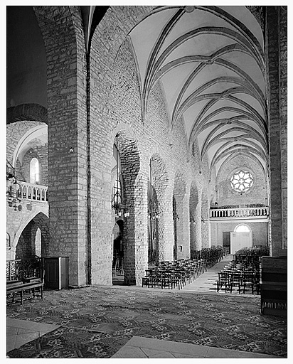 Eglise Saint-Désiré. Vaisseau central vu depuis le transept. © Yves Sancey / Région Bourgogne-Franche-Comté, Inventaire du patrimoine - 1985