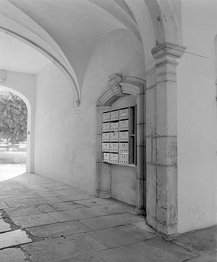 Bâtiments conventuels, le passage d'entrée. © Yves Sancey / Région Bourgogne-Franche-Comté, Inventaire du patrimoine - 1985