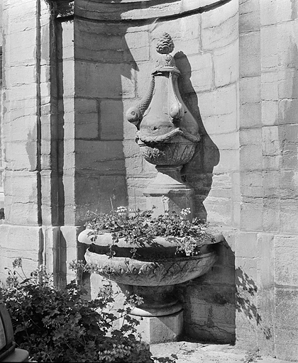 Détail de la vasque et de la borne. © Yves Sancey / Région Bourgogne-Franche-Comté, Inventaire du patrimoine - 1985 Détail de la vasque et de la borne. © Yves Sancey / Région Bourgogne-Franche-Comté, Inventaire du patrimoine - 1985