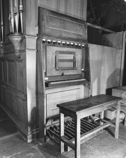 Console en fenêtre latérale, vue de trois quarts gauche. © Jérôme Mongreville / Région Bourgogne-Franche-Comté, Inventaire du patrimoine - 1985