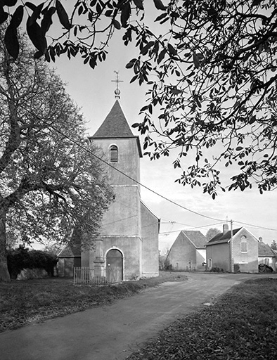 Vue de la façade antérieure avec la tour clocher. © Yves Sancey / Région Bourgogne-Franche-Comté, Inventaire du patrimoine - 1985